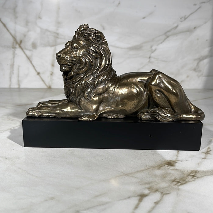 lion on plinth sculpture 