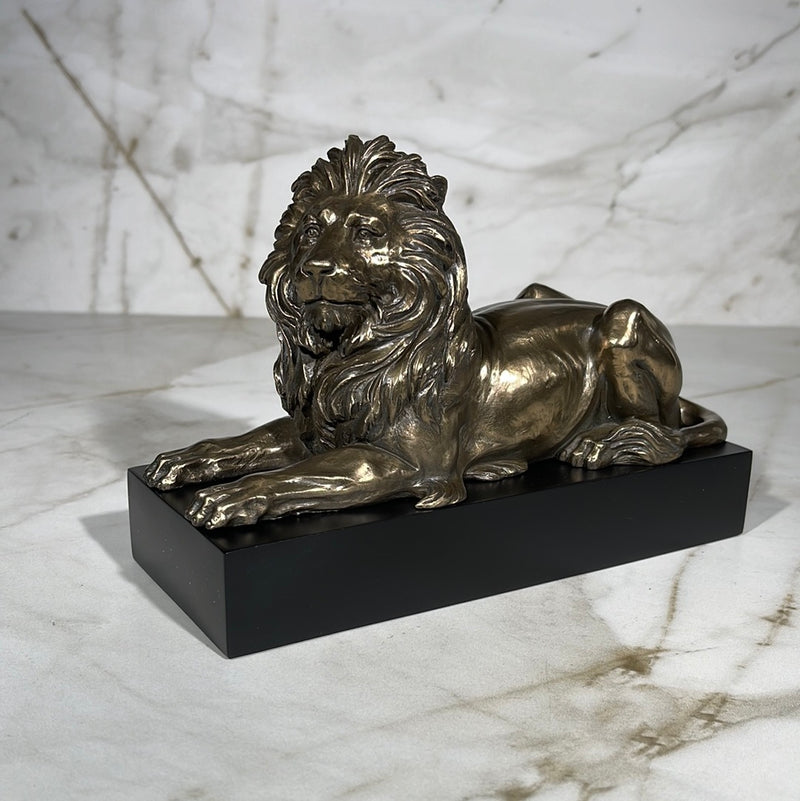 statue of lion on plinth 