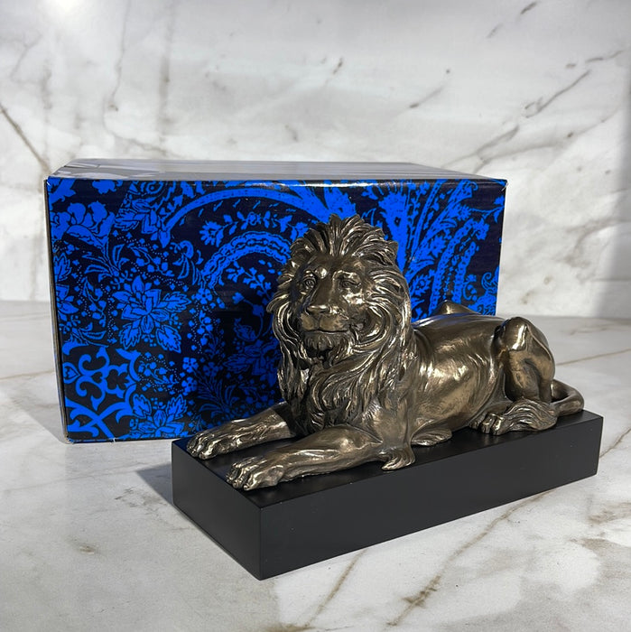 lion award with gift box