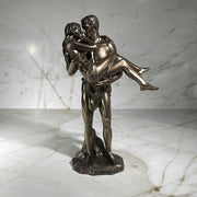 lovers statue 