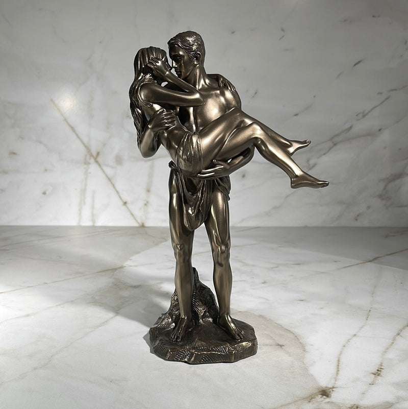 lovers statue 