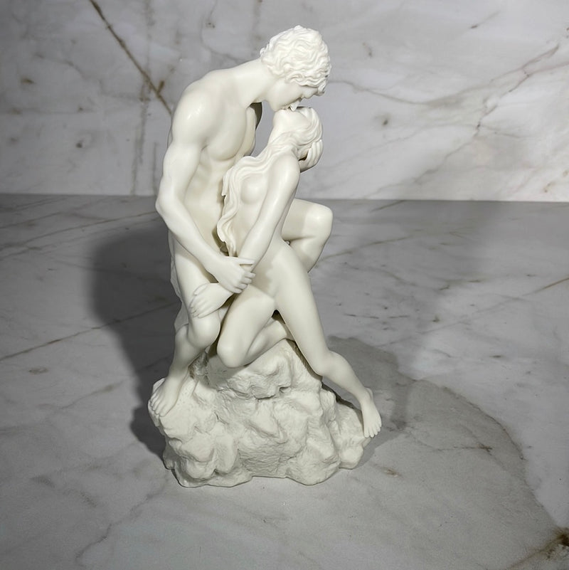 lovers statue