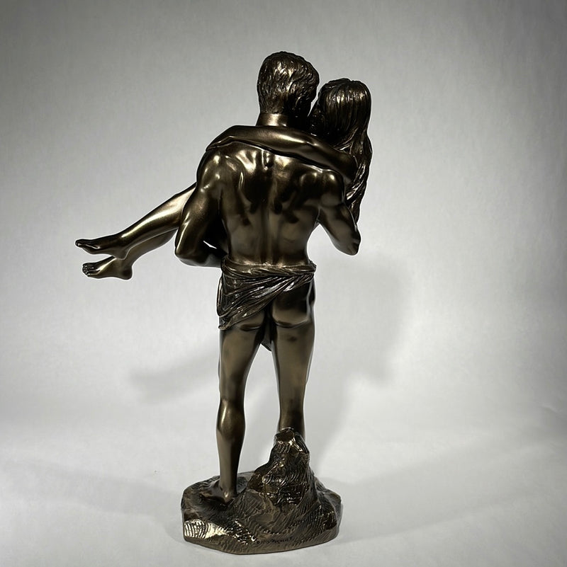 lovers statue detail 