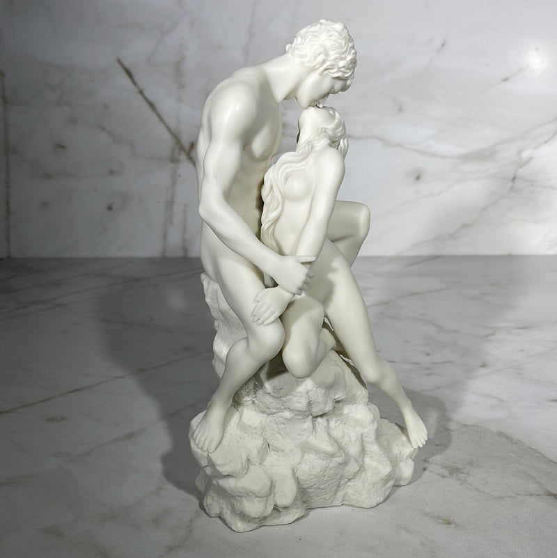 loving couple statue 