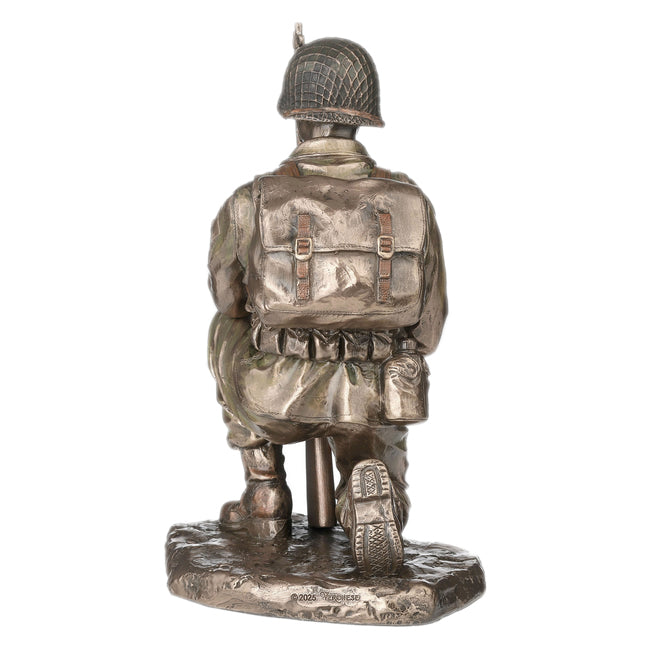 Kneeling US Army Soldier Statue