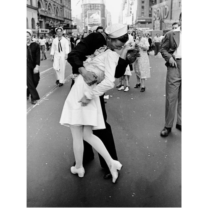 Navy Sailor Kissing Nurse Statue